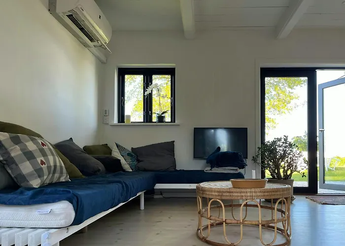 Sommerhus Med Udsigt Over Dalbybugten * Mesinge